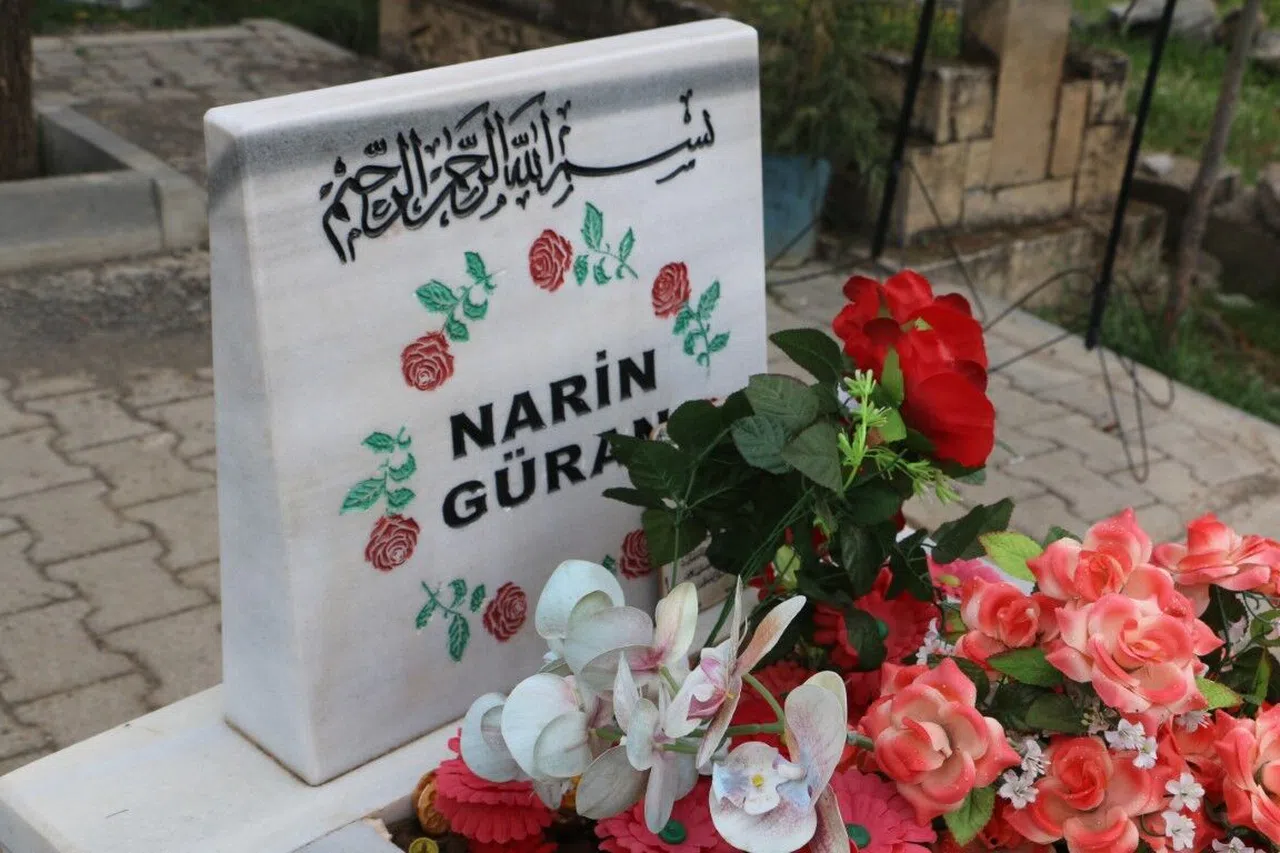 Arkadaşları Bayramda Narin’in Mezarını Ziyaret Etti
