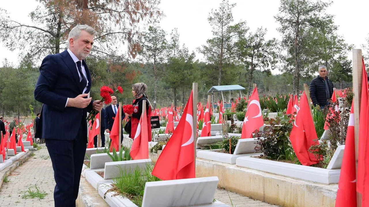 Deprem Şehitleri Kabri Başında Dualarla Yâd Edildi