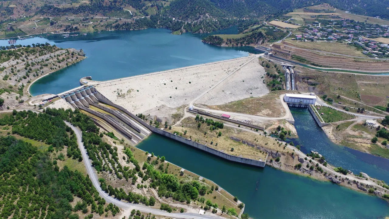 Onikişubat Belediyesi Barajın Kapaklarını Açtı