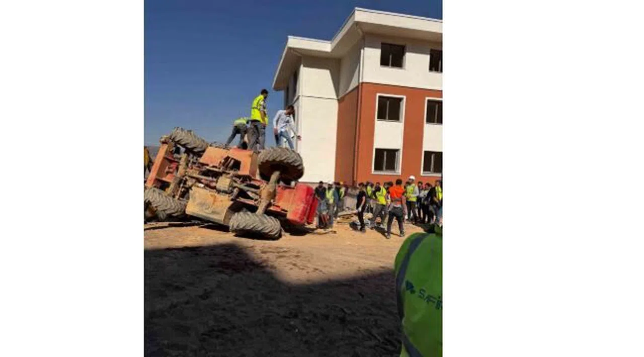 İş makinesi devrildi: 1 yaralı