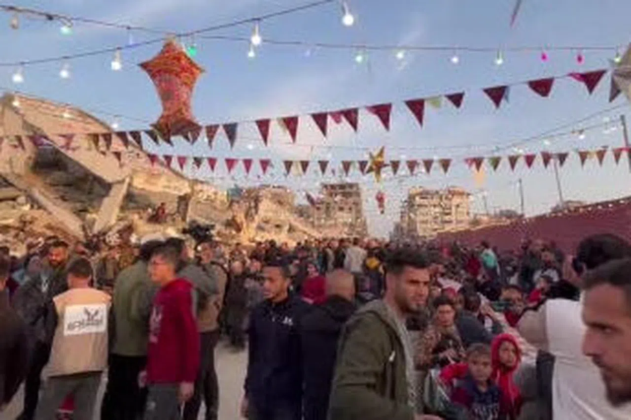 Gazze’de enkazların arasında toplu iftar
