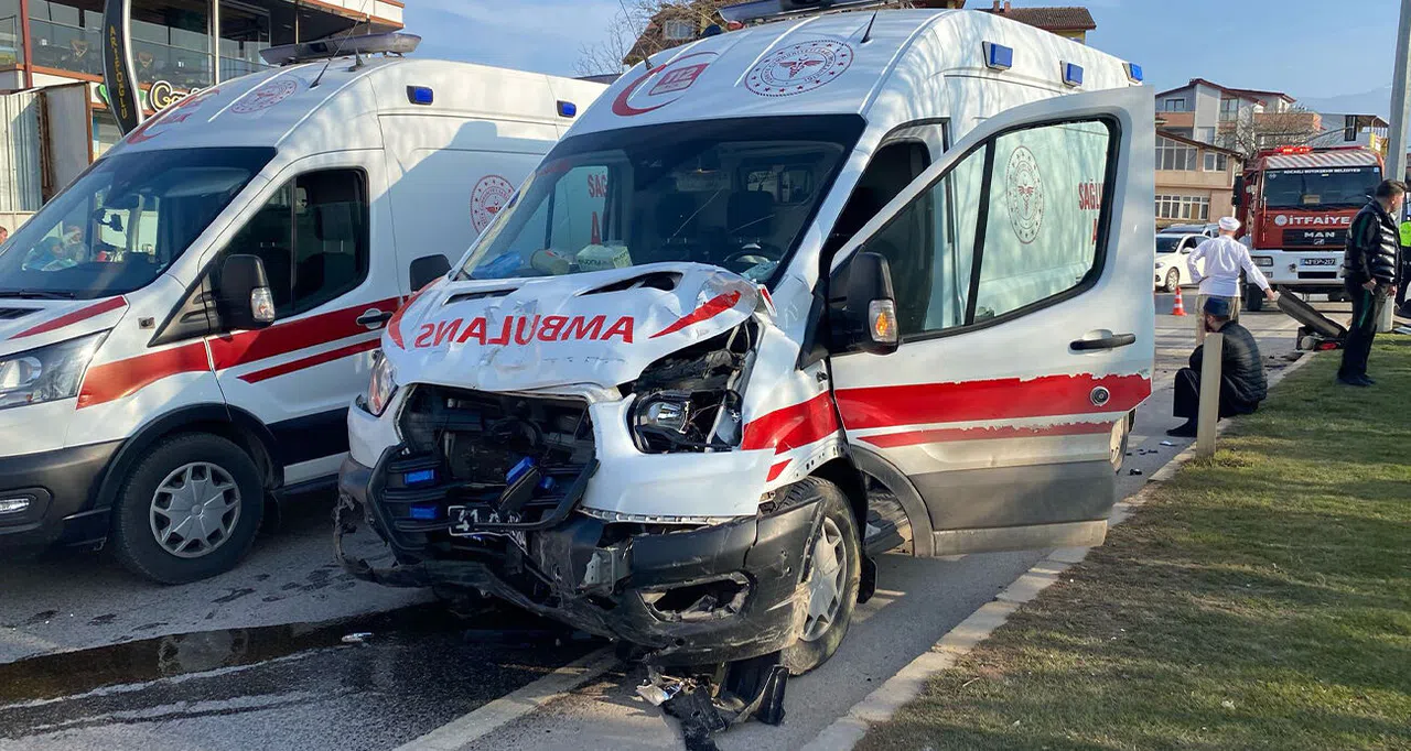 Hamile kadını hastaneye yetiştirmeye çalışan ambulans kaza yaptı: 5 yaralı