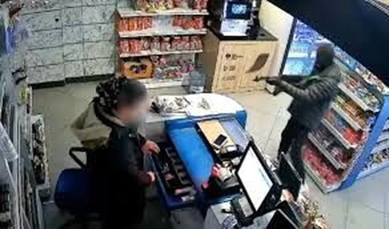 Sahte kalaşnikofla girdiği akaryakıt istasyonunu soydu
