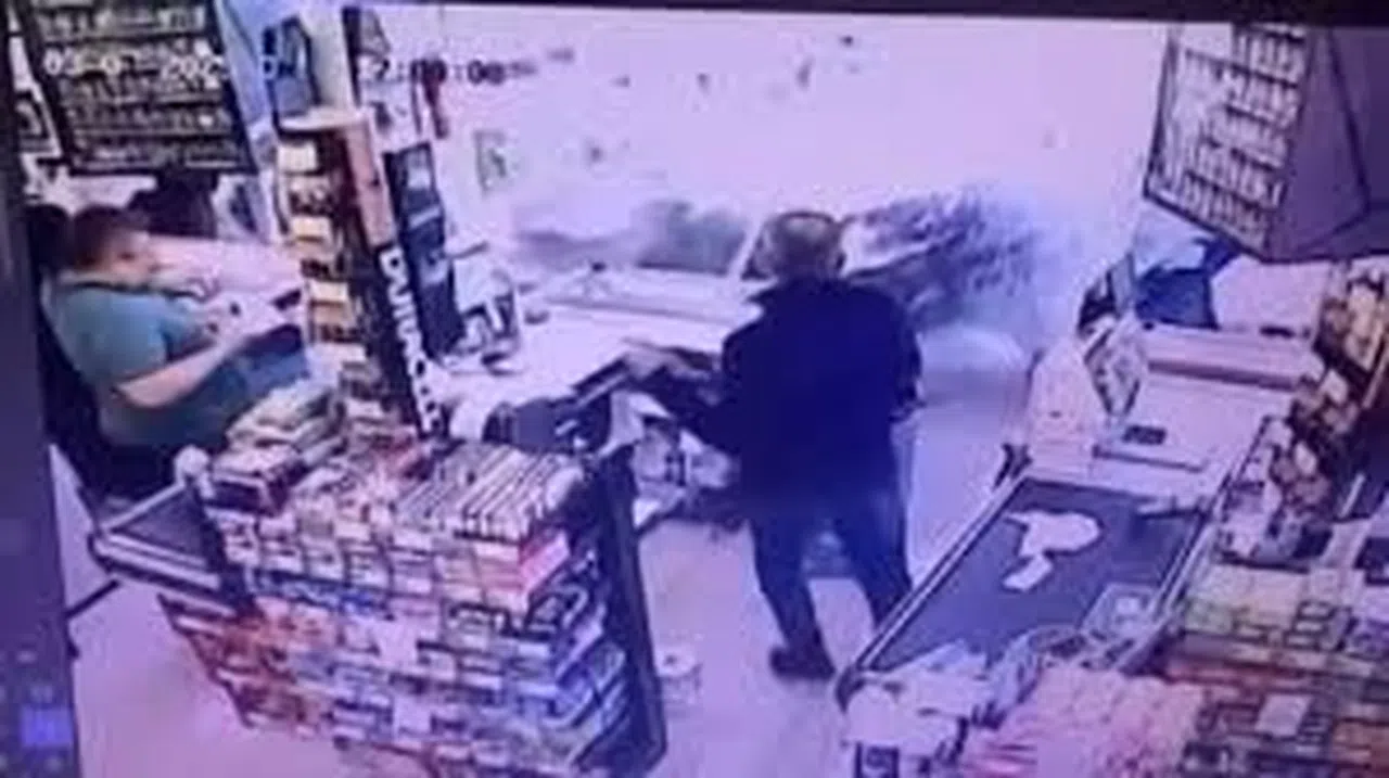 Kontrolden çıkan otomobil markete daldı: 3 yaralı