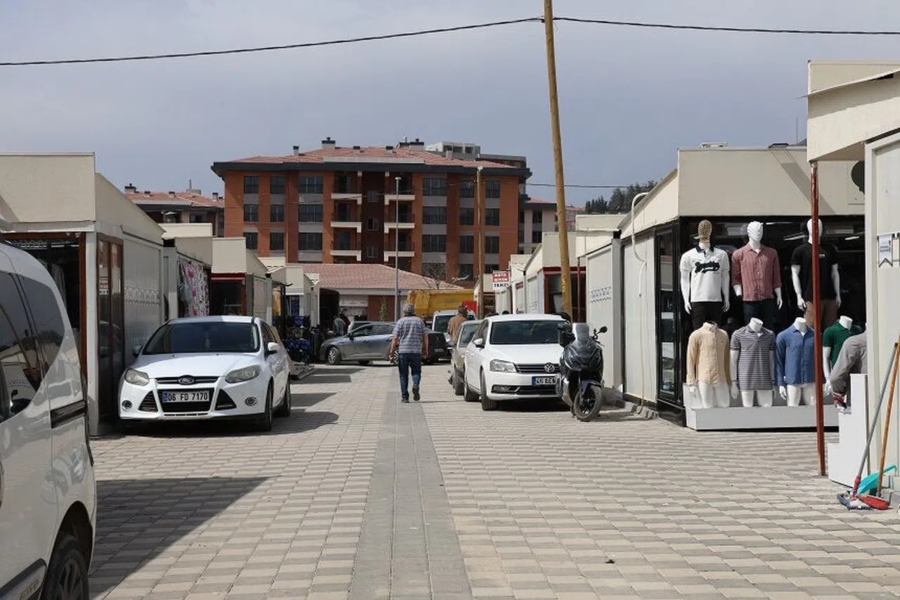 Kahramanmaraş'ta Derepazarı esnafına yeni iş yerleri teslim edildi