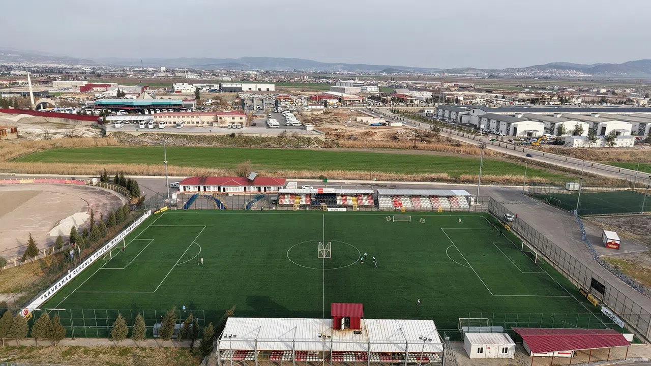 Kahramanmaraş'ta Futbol Sahasına Tribün Takviyesi