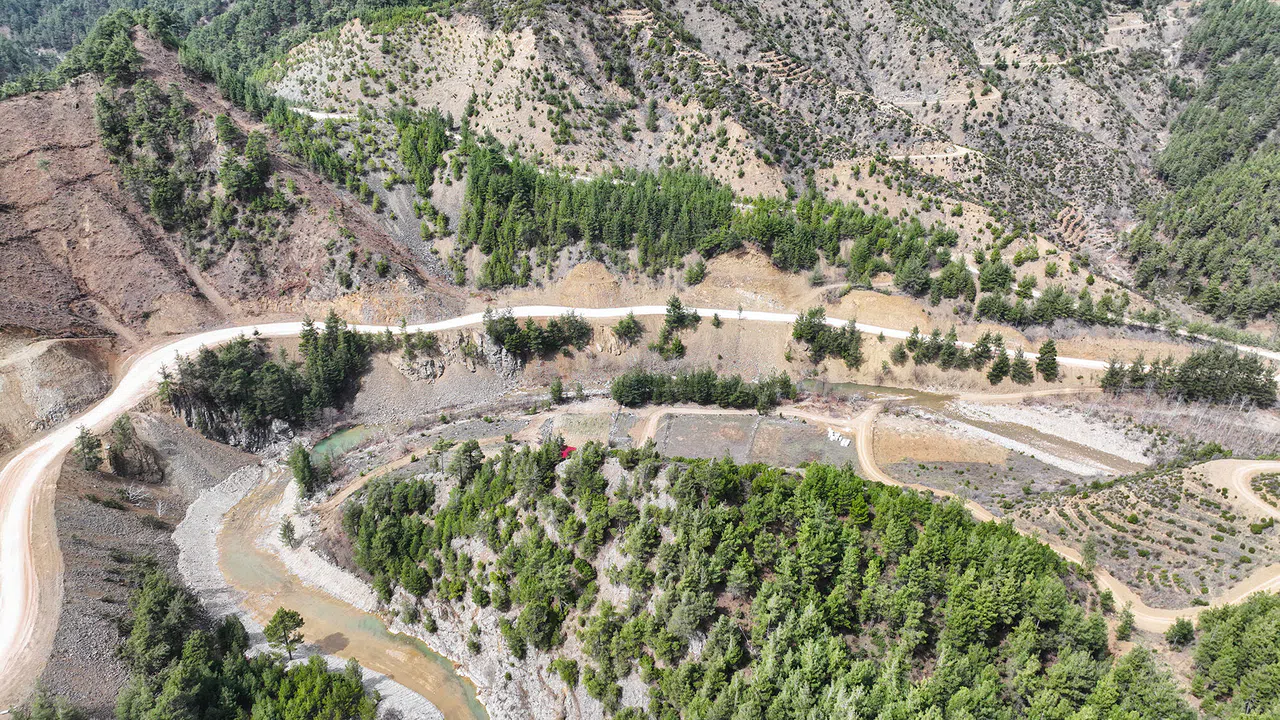 Andırın’la Merkezin Ulaşımını 20 Kilometre Kısaltacak Yol İnşaatı Hızla İlerliyor