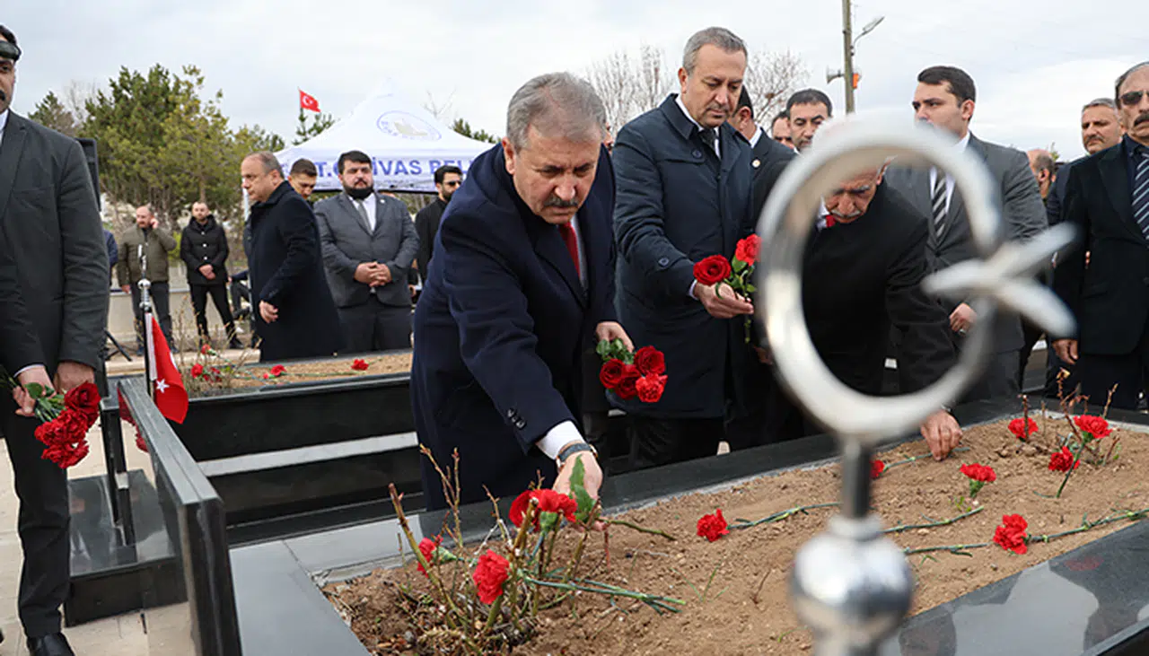 Gazeteci İsmail Güneş ve Beraberindekiler Mezarı Başında Anıldı