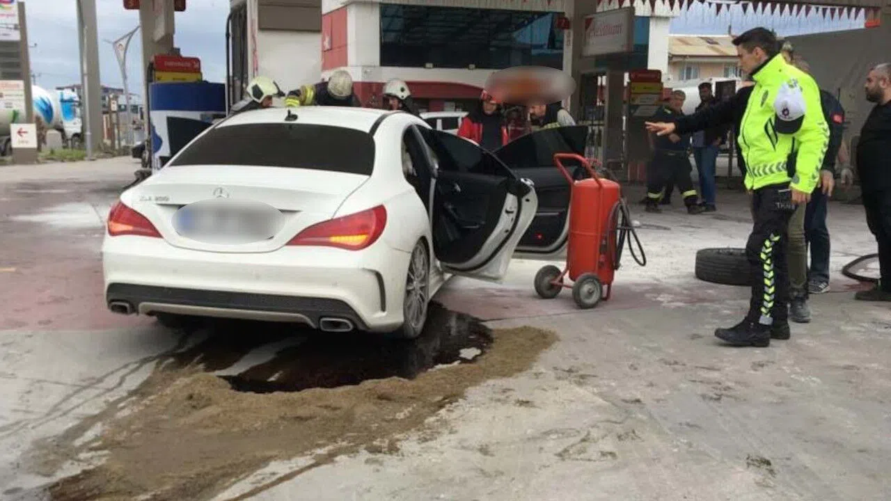 Lüks Otomobil Dumanlar Çıkarak Akaryakıt İstasyonuna Girdi