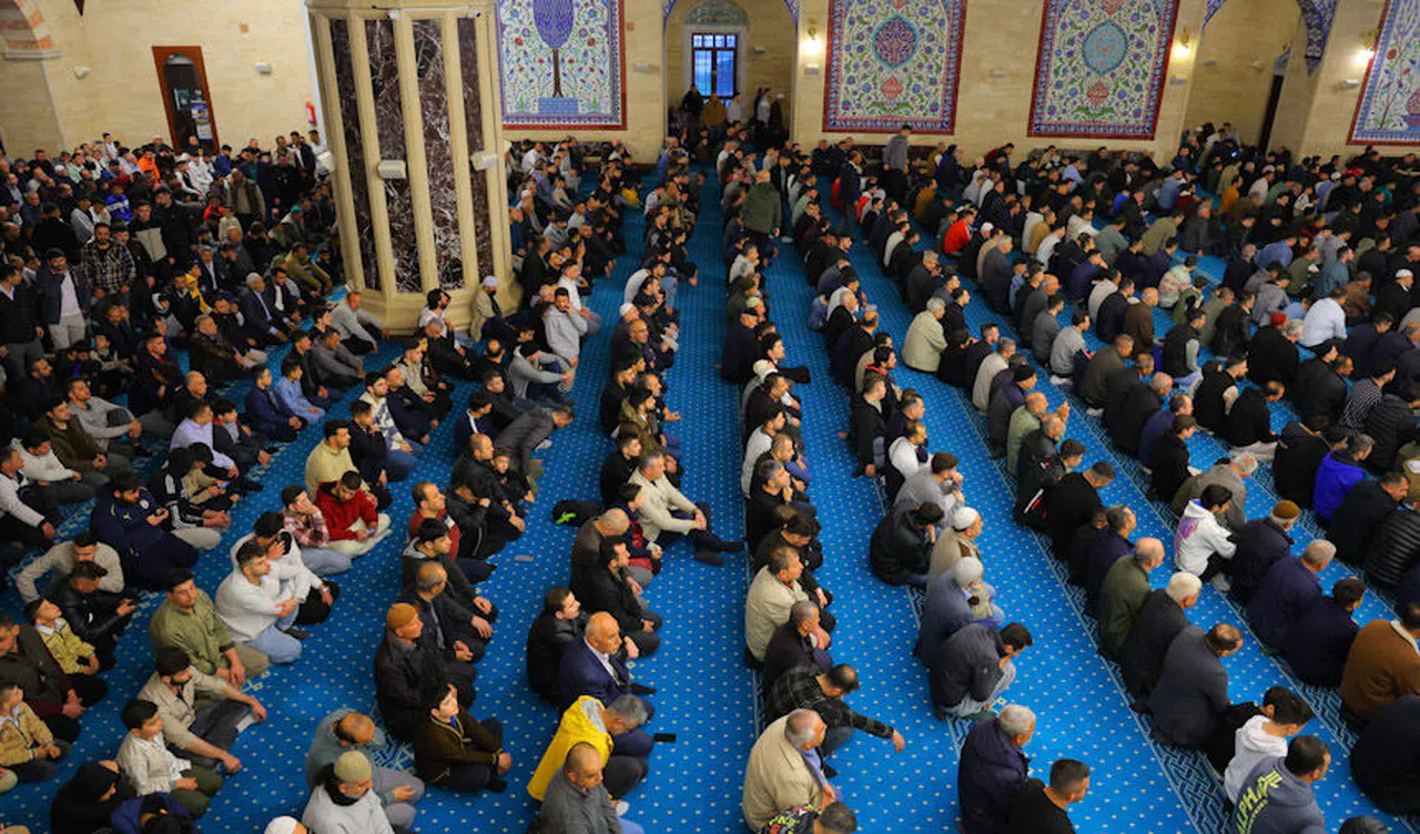 On Binlerce Kişi Abdülhamid Han Camii'nde Bayram Namazı Kıldı