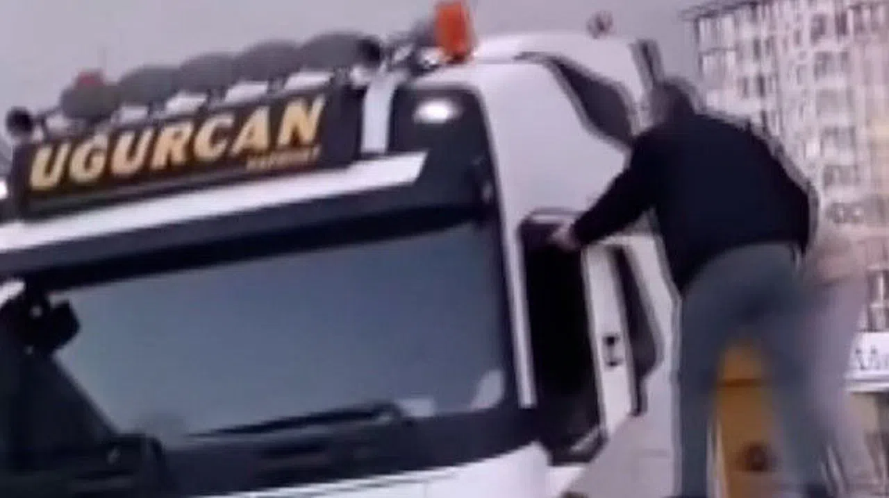 Arabanın tavanına çıkıp tır şoförünü dövdüler