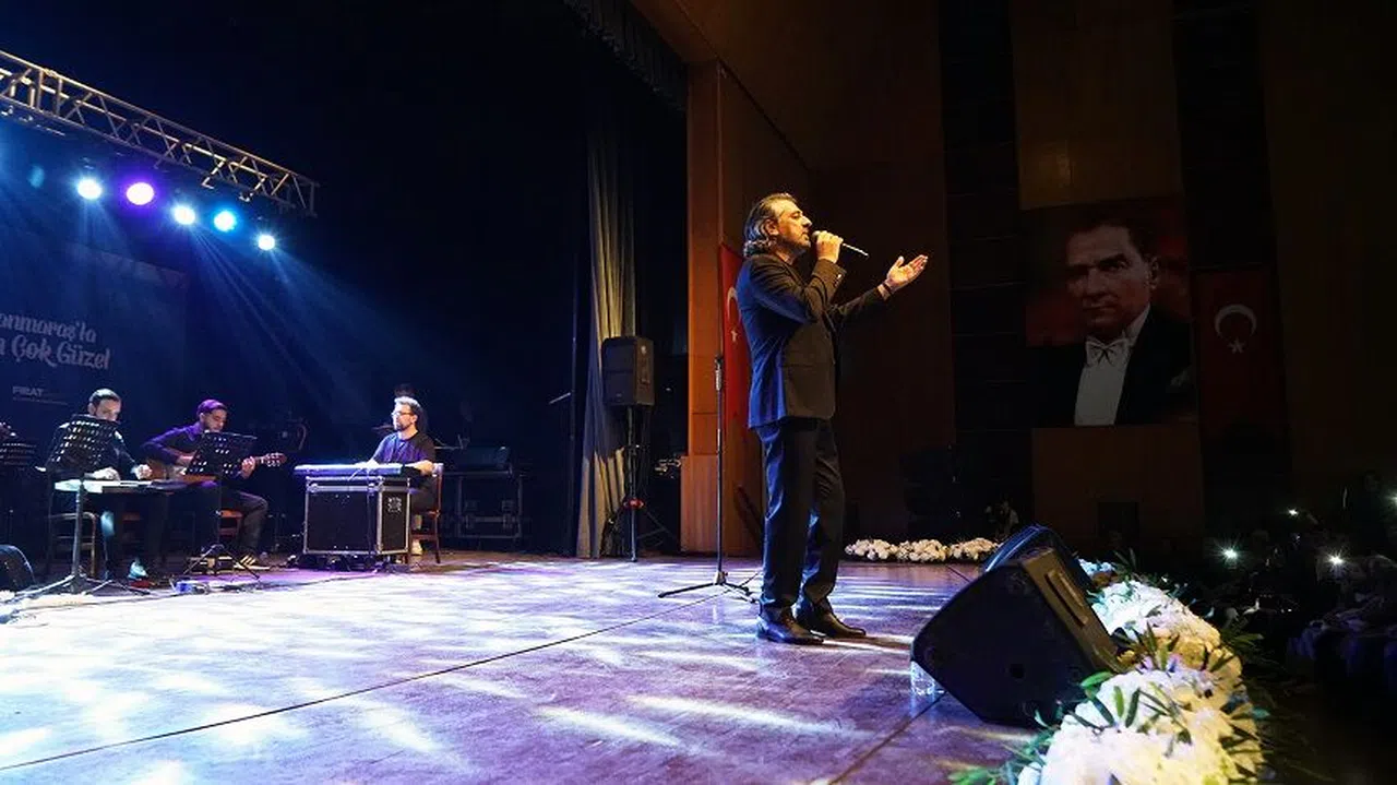 Eşref Ziya Söyledi, Müzikseverler Hep Bir Ağızdan Eşlik Etti