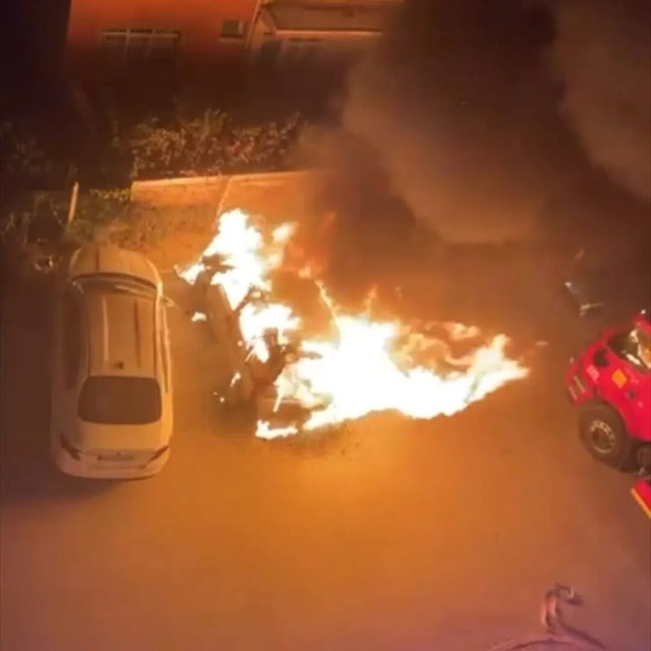 Mersin de Kasklı Şüpheli Yol Kenarında Duran Aracı kundaklandı