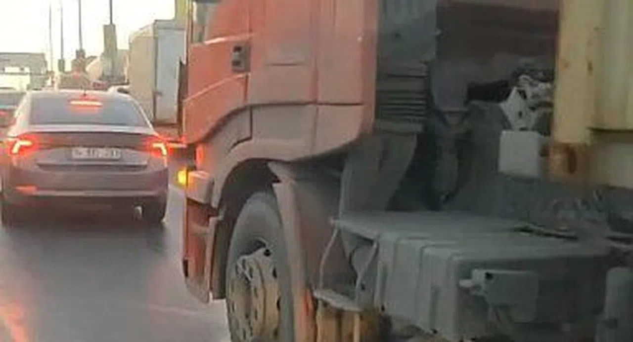 Tır şoförü tartıştığı adamın üzerine sürdü, el hareketi çekti
