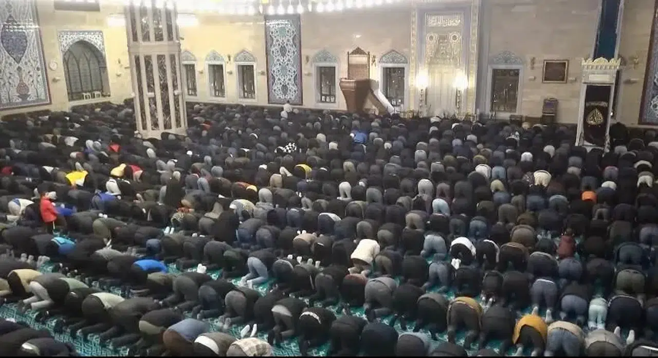 Abdulhamithan Camii’de 10 Bin Kişi Teravih Namazında Buluştu