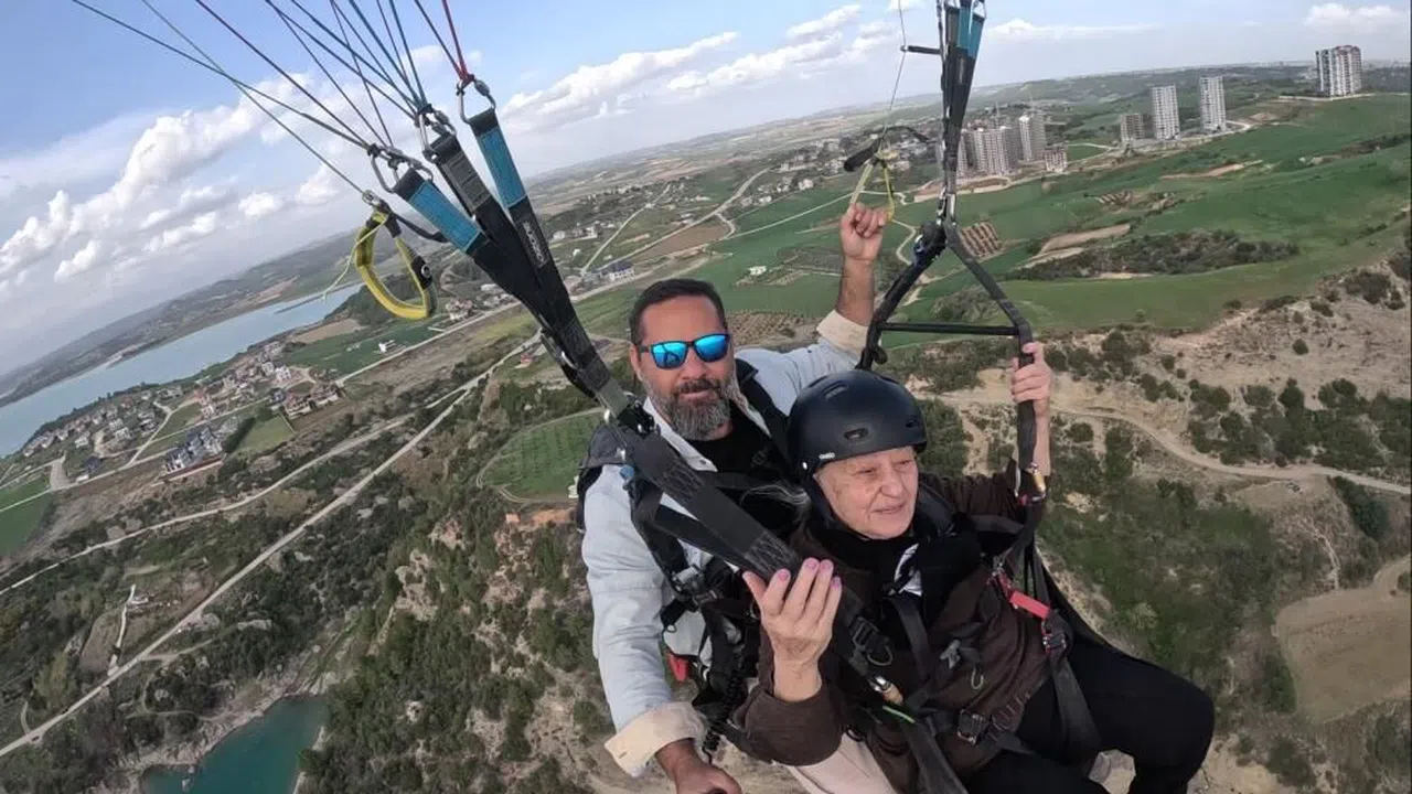 83 yaşında yamaç paraşütü ile uçtu