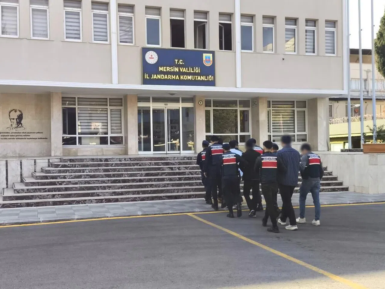 Silahla 4 kişiyi alıkoyup hesaplarını boşaltan gasp çetesi çökertildi