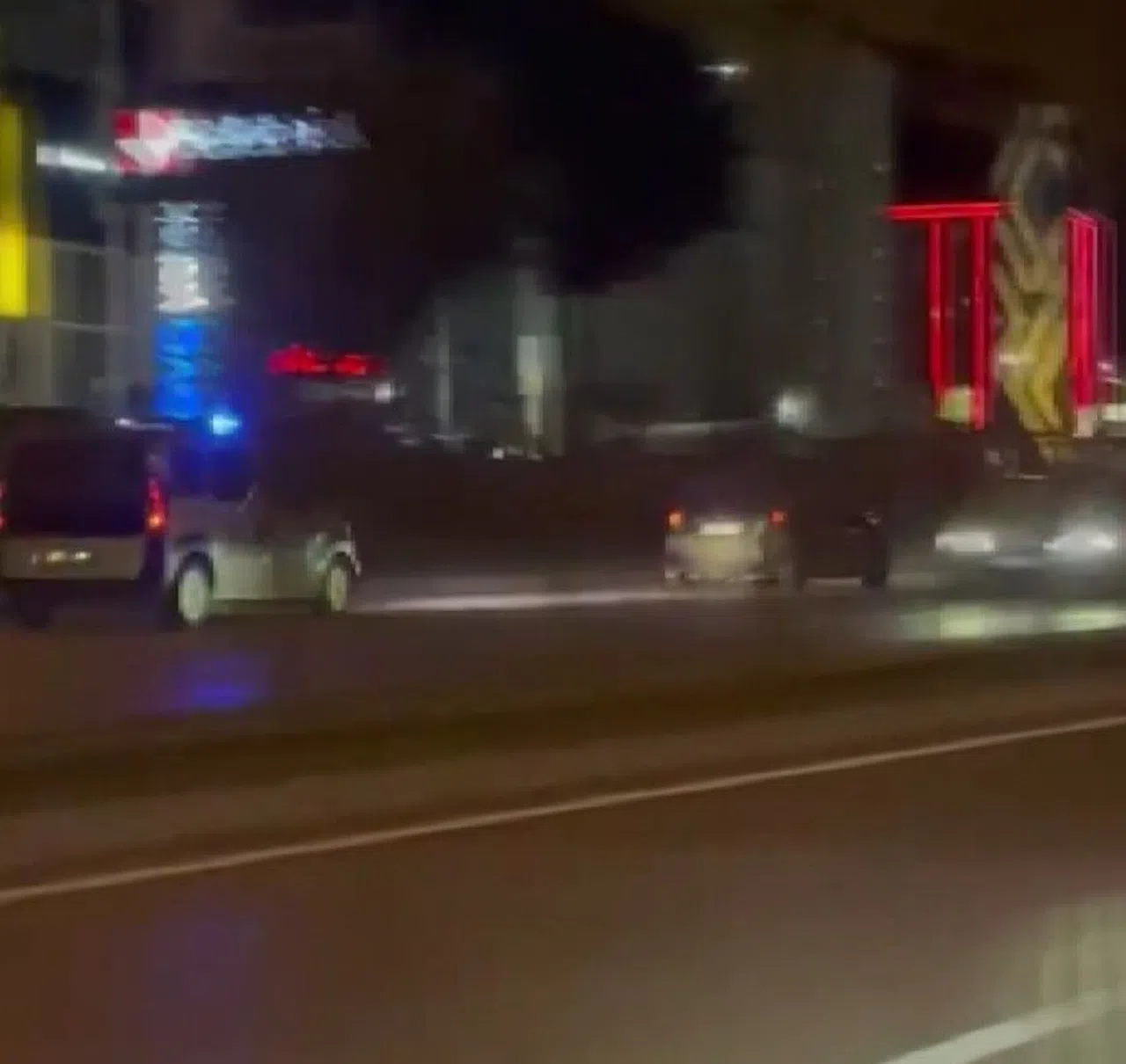 Polis, ters yöne kaçan otomobili çarparak durdurdu