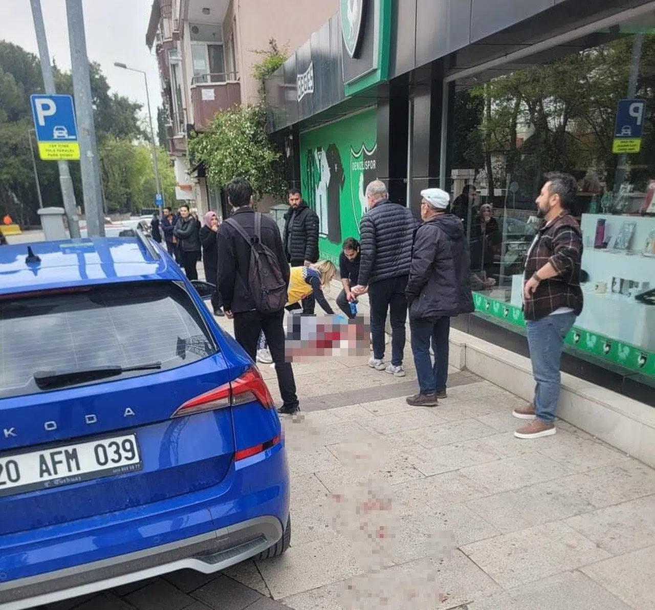 Cezaevinden çıkıp eski karısıyla sevgilisini sokak ortasında bıçakladı