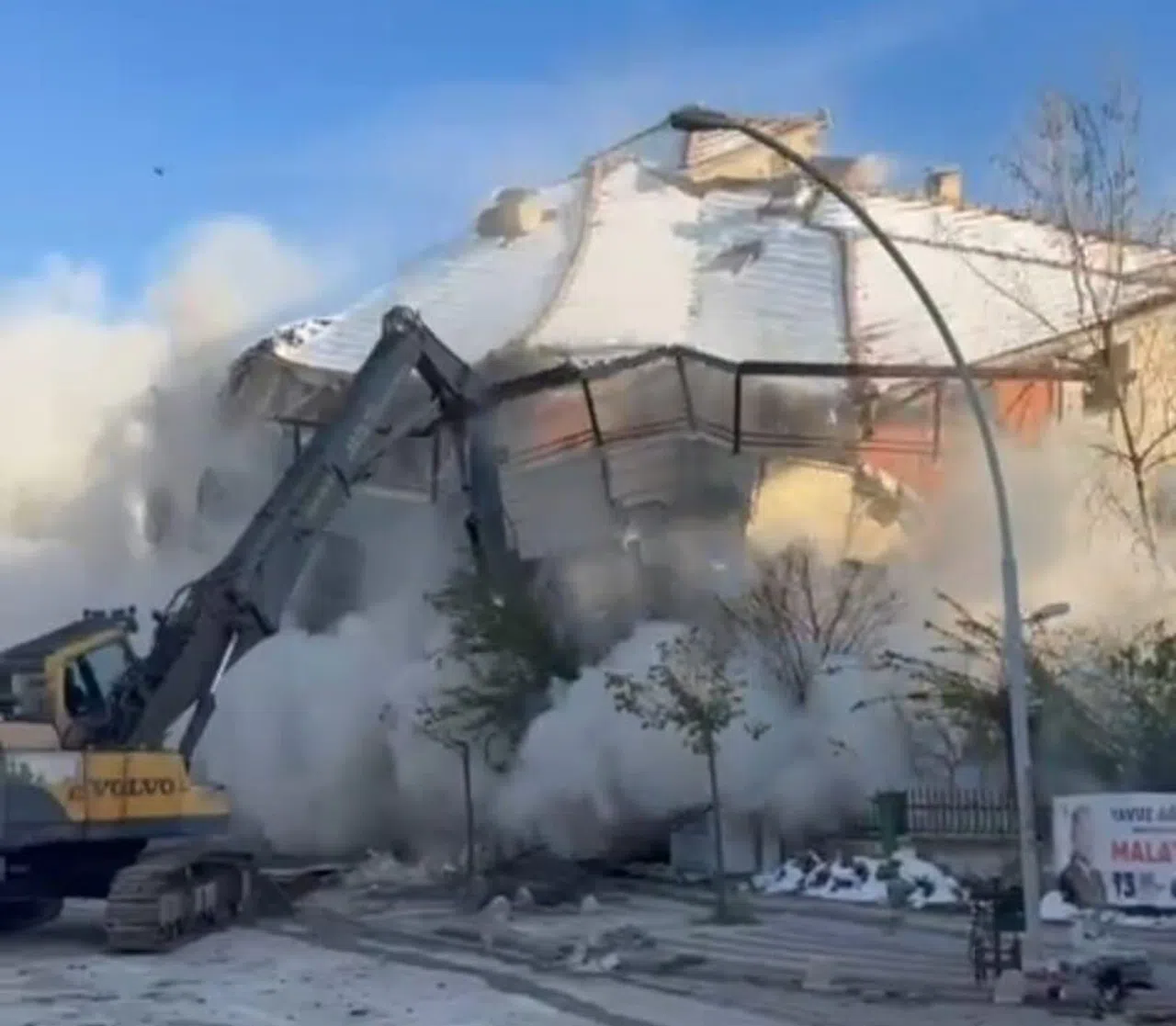 Ağır hasarlı 7 katlı bina saniyeler içerisinde yerle bir oldu