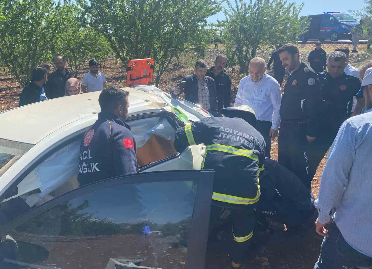 Otomobil ile hafif ticari araç çarpıştı: 1’i ağır 2 yaralı