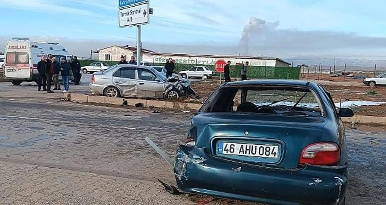 Afşin Yolunda Kaza: 2 Kişi Yaralandı