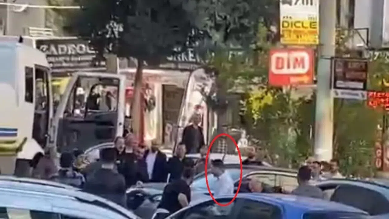 Yol kavgasında kendi sopasıyla dayak yedi