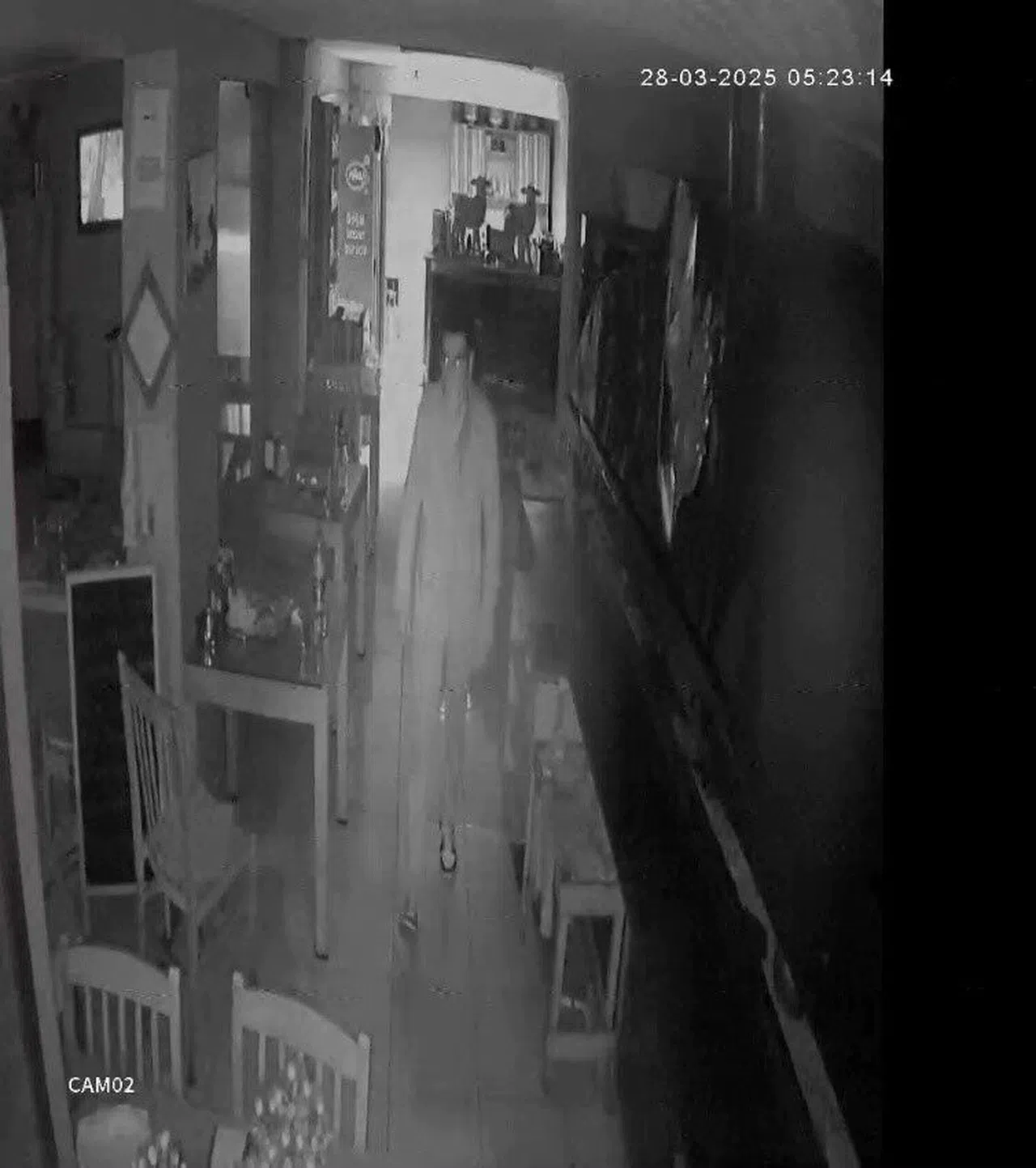 Restorana giren hırsız kasayı kaldıramayınca sürükleyerek götürdü
