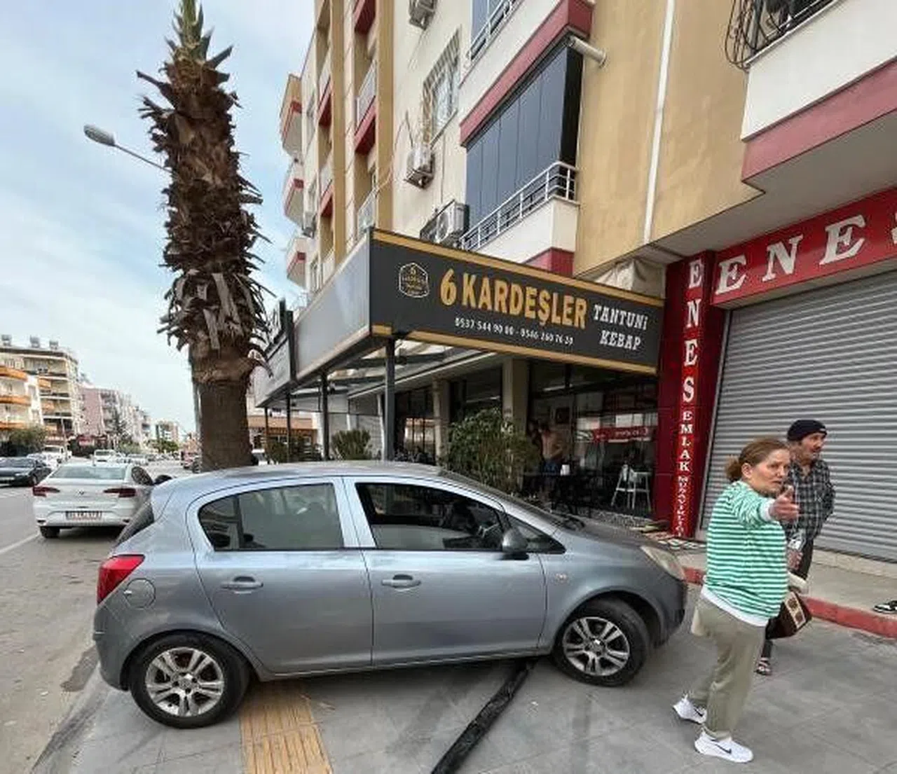 Kontrolden Çıkan Araç Kafeye Daldı