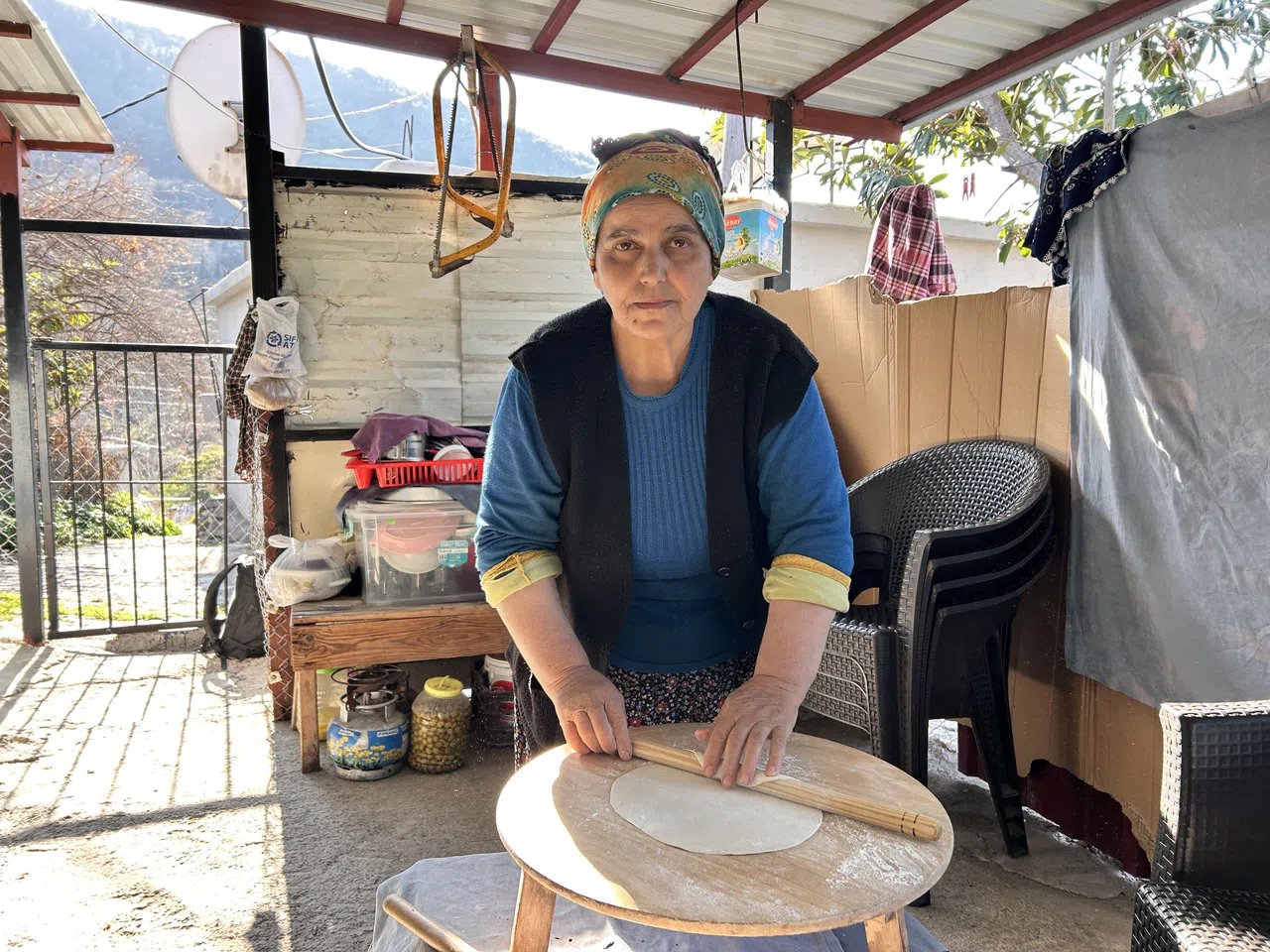 Gözleme ve Yufka Ekmek Yaparak Hayata Tutundu