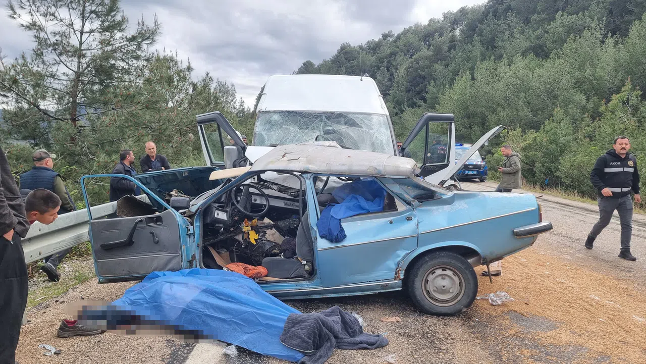 Otomobil İle Minibüs Çarpıştı: 3'ü çocuk 5 ölü, 7 yaralı
