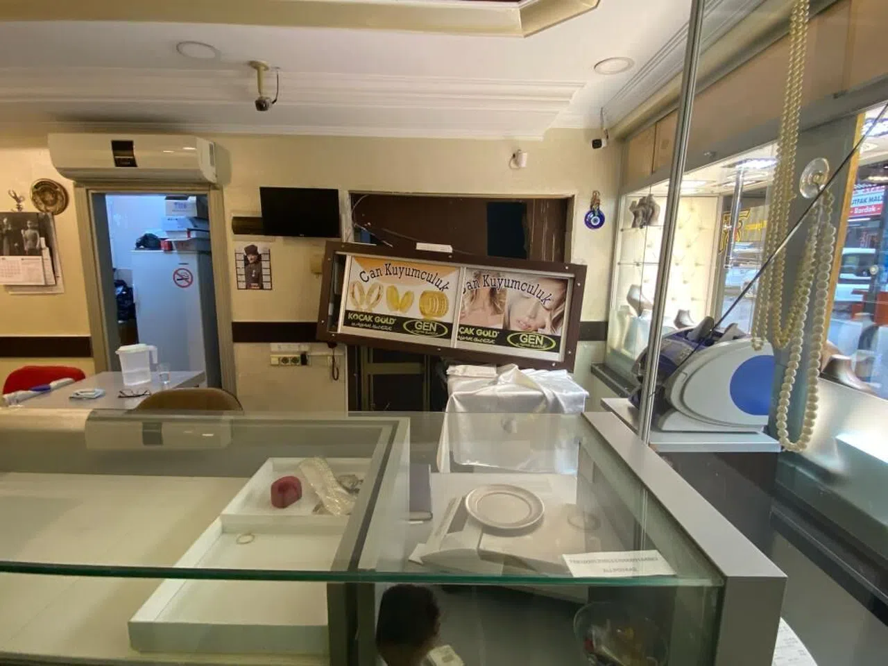 Çaldığı Otomobille Gelip Camii Duvarını Kırıp Kuyumcu Soydu