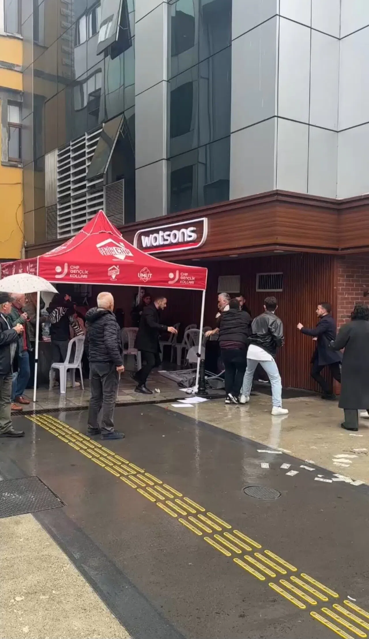 CHP Standına Bıçaklı Saldırı: 1 Yaralı