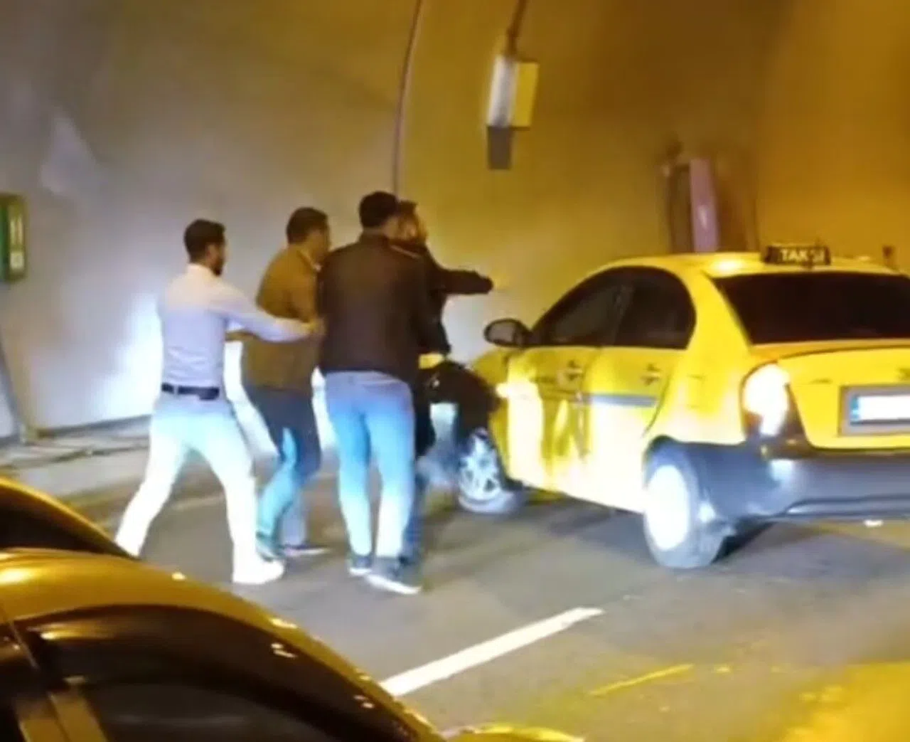 Sürücüler Arasında 'Yol Verme' Kavgası: 2 Yaralı