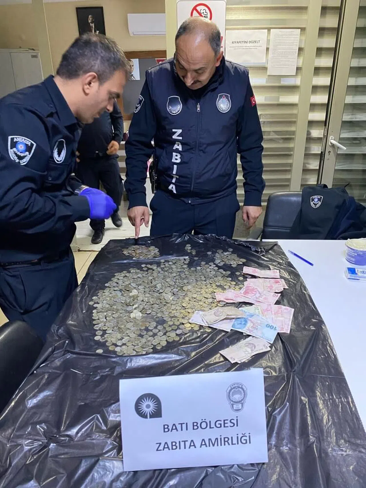 Dilencinin üzerinden çıkanlar döviz bürosunu aratmadı