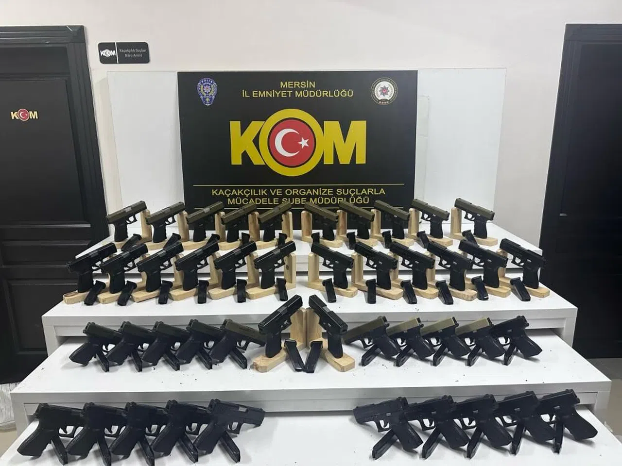 Otomobil değil silah deposu: 44 tabanca ele geçirildi