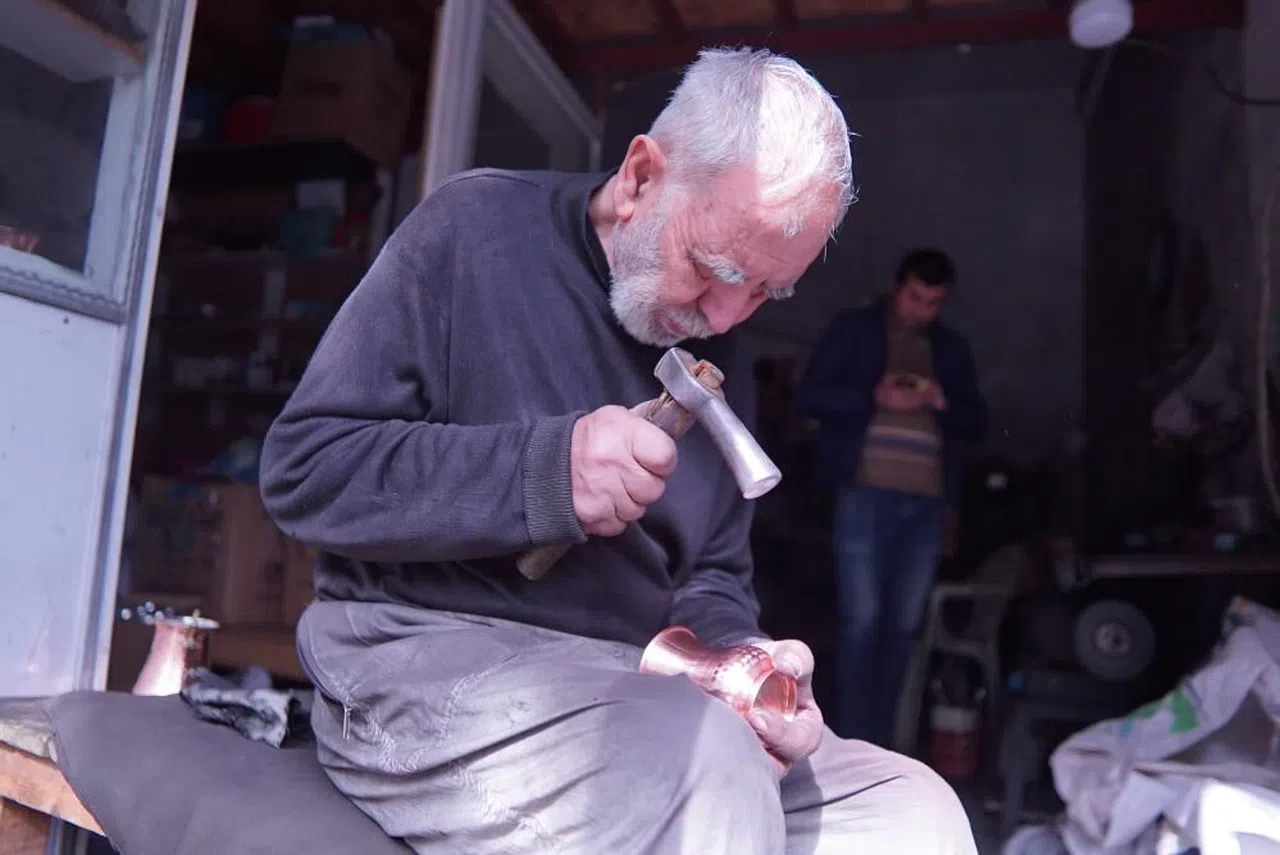 Mesleğinin son ustalarından: Durmuş Dede 60 yıldır bakırı sanata dönüştürüyor