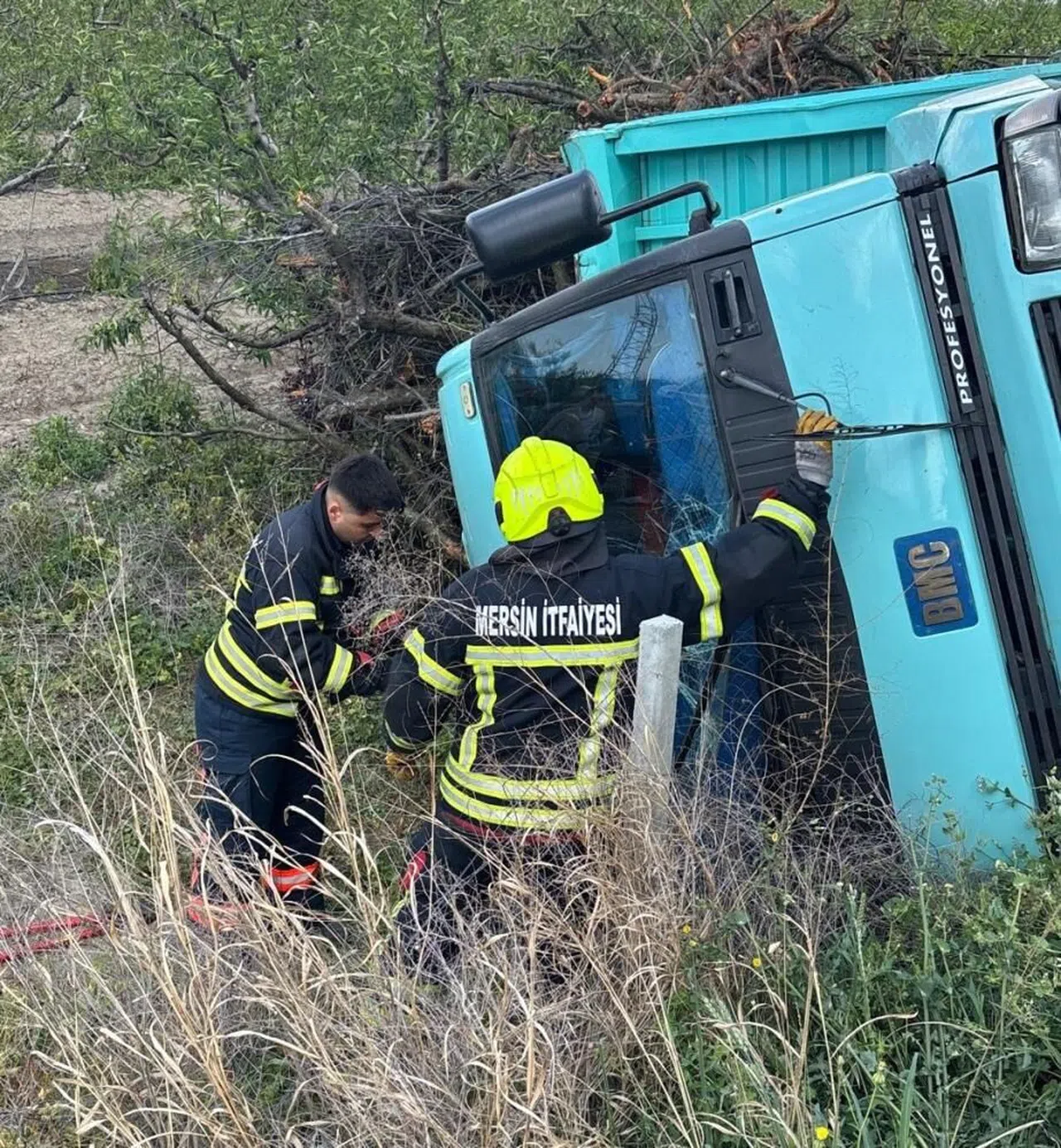 Kamyon devrildi, sürücü yaralı kurtuldu
