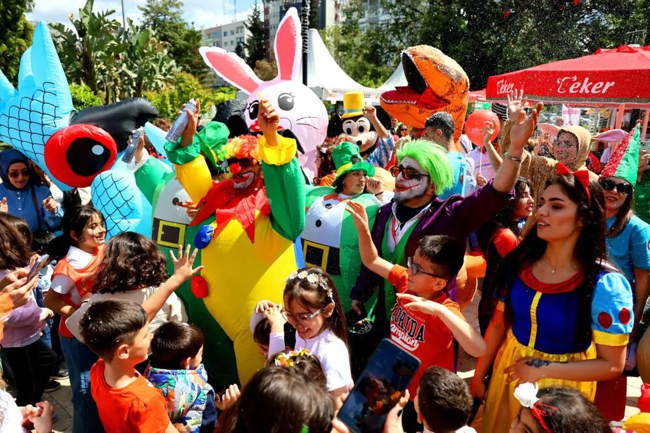 Portakal Çiçeği Karnavalı Renkli Görüntülerle Devam Ediyor