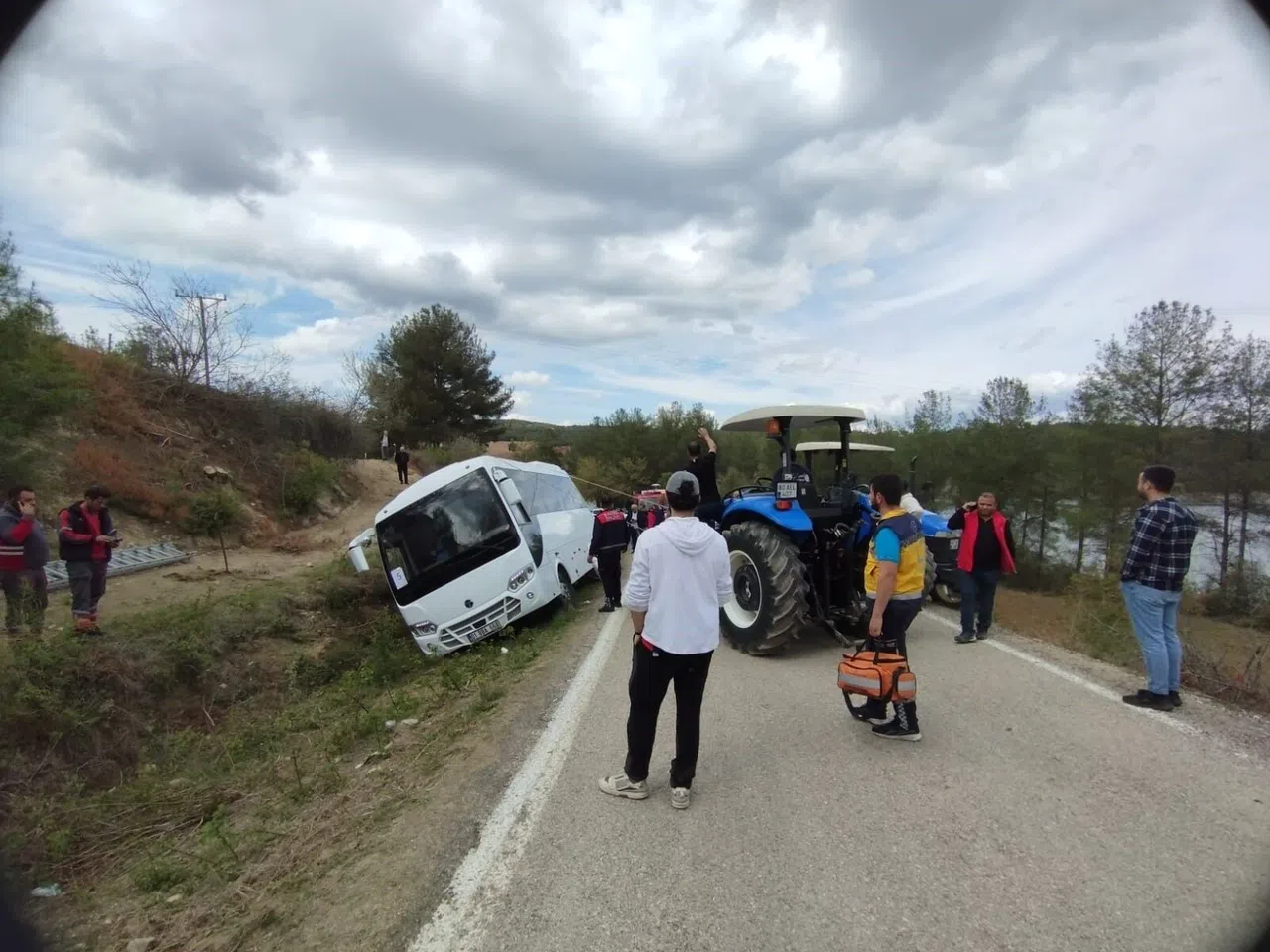 Öğrencileri Taşıyan Otobüs Devrildi