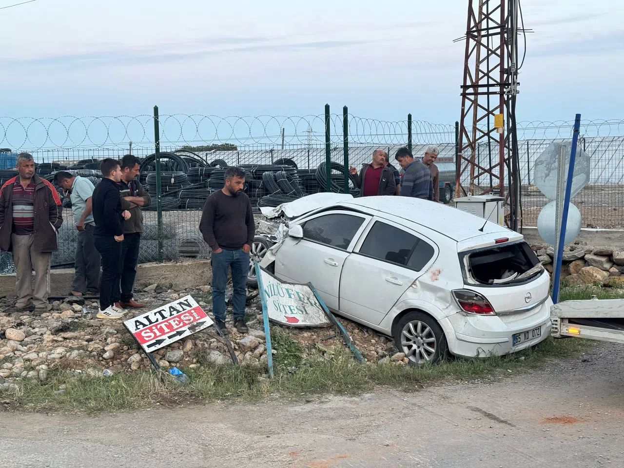 Kamyonet ile Otomobil Çarpıştı: 1 Ölü, 5 Yaralı
