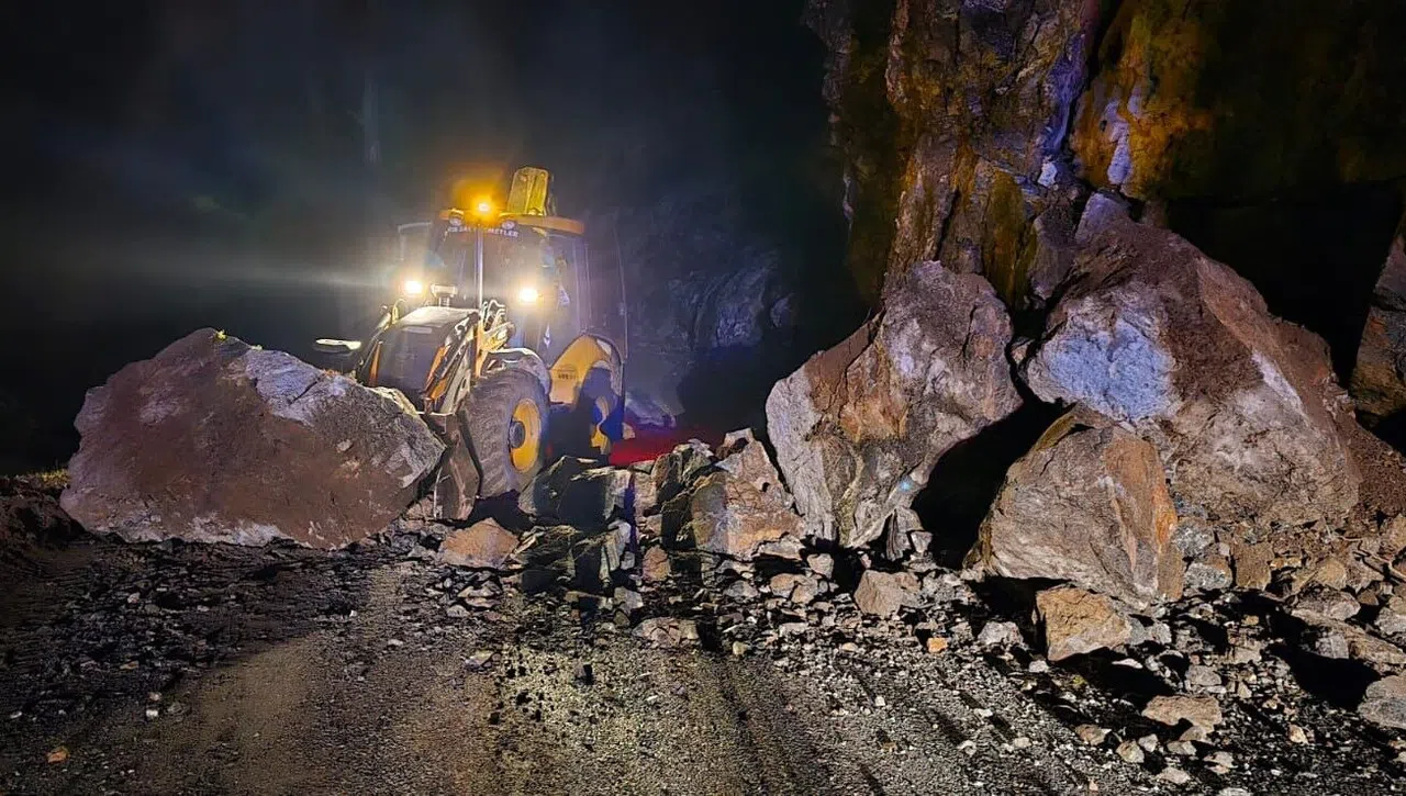 Heyelan Nedeniyle Kapanan Yol Açıldı
