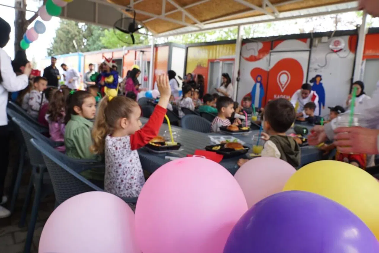 Depremzede çocuklara moral etkinliği