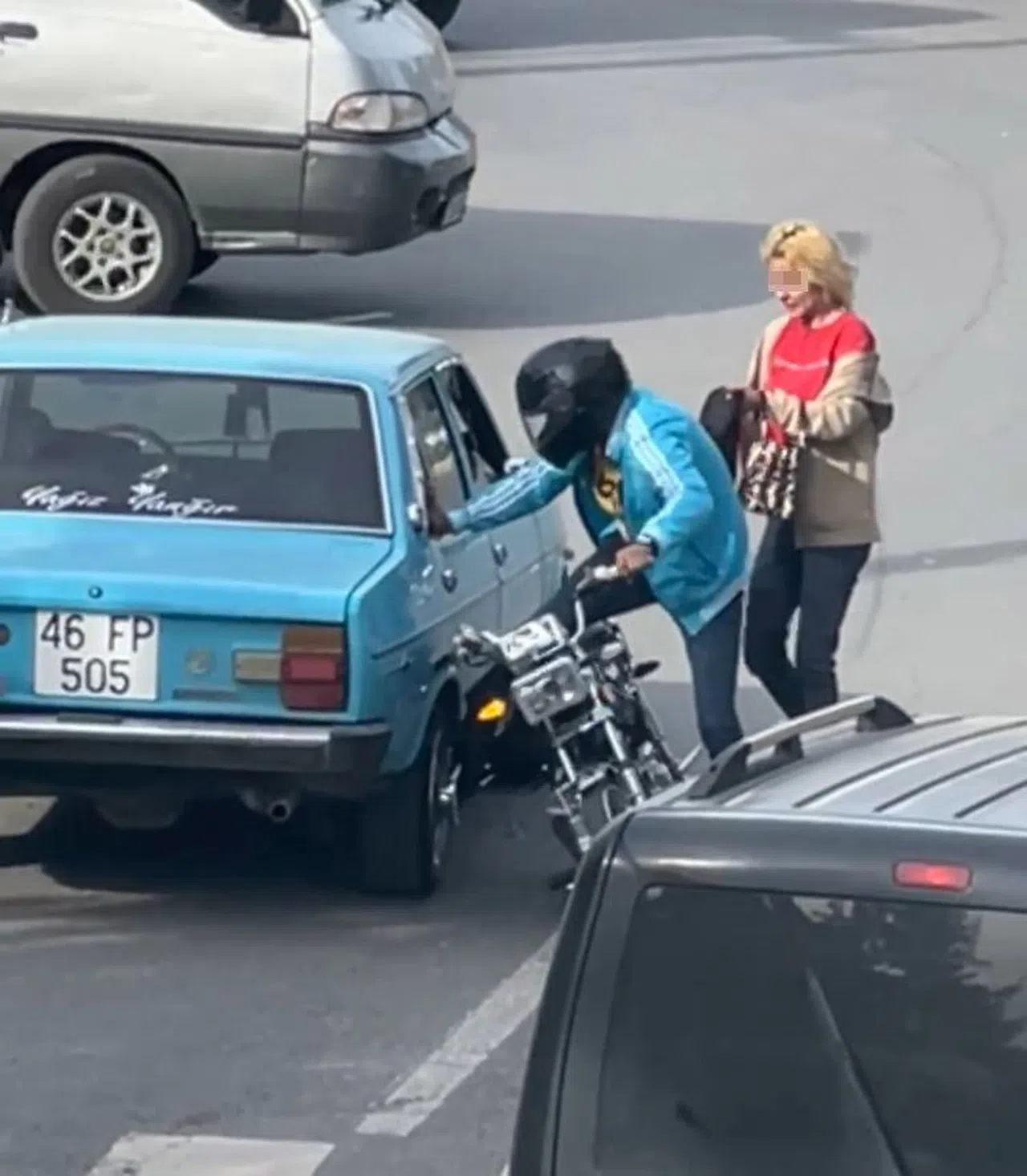 Trafikteki kavga kamerada: Öfkeli sürücü otomobilin camını kırdı