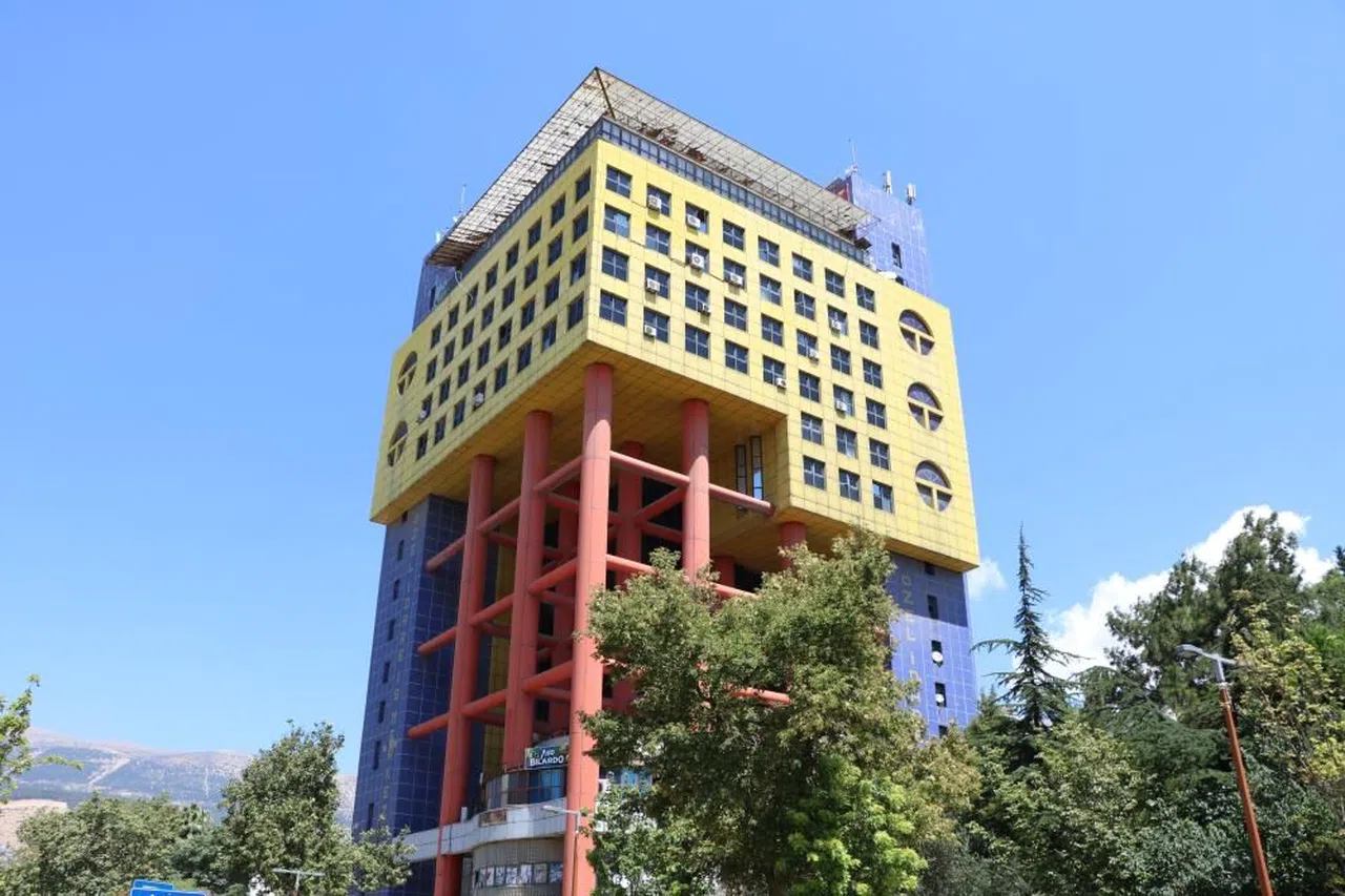 Yıkılan "Dünyanın en saçma binası"nın yerine iş hanı yapılıyor