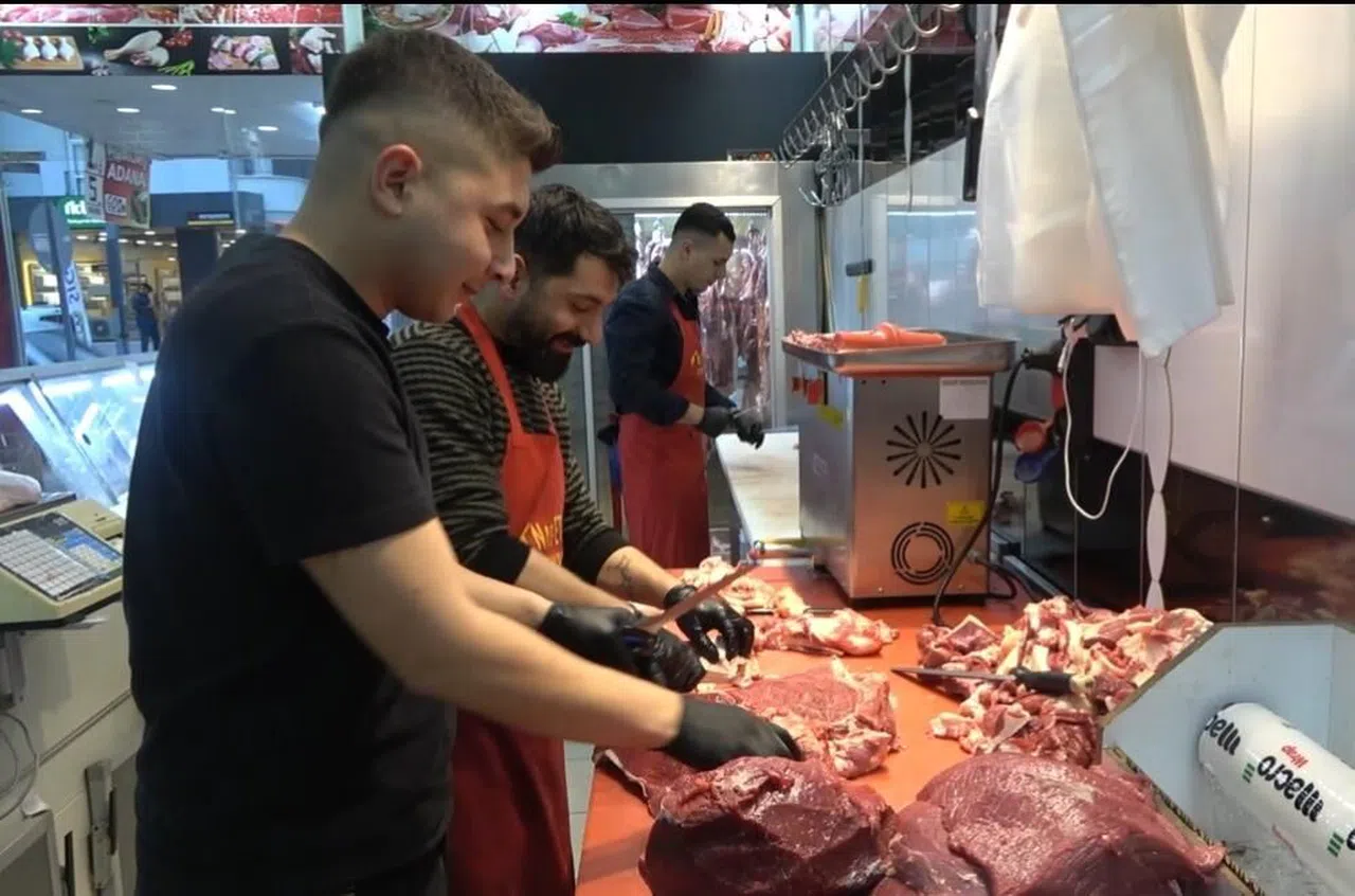 Kasaptan et alan köpek yüzleri gülümsetti