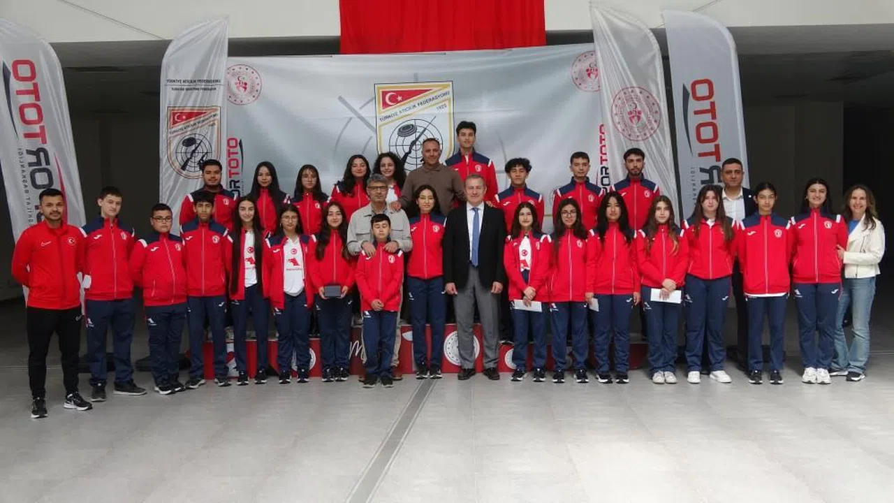 Milli atıcı Yusuf Dikeç, genç sporculara hediyeler dağıttı