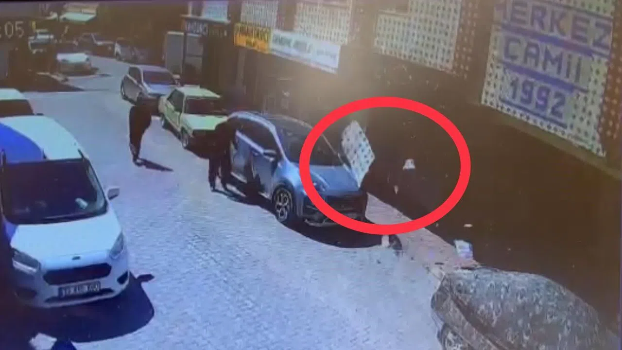 Sürücü İçindeyken Otomobilin Üzerine Fayans ve Sıva Düştü