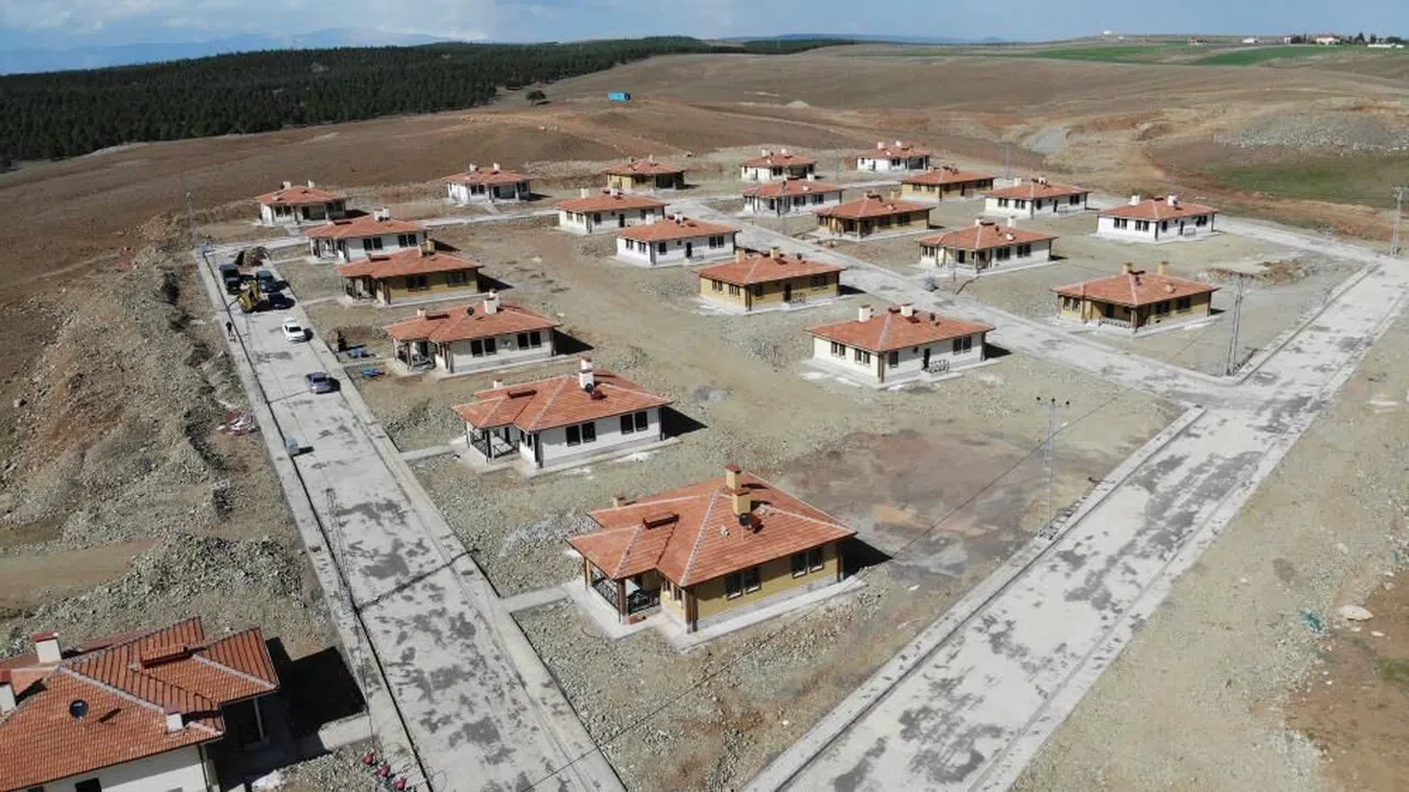Kahramanmaraş'ta köy evleri depremzedelerin yeni yuvası oluyor