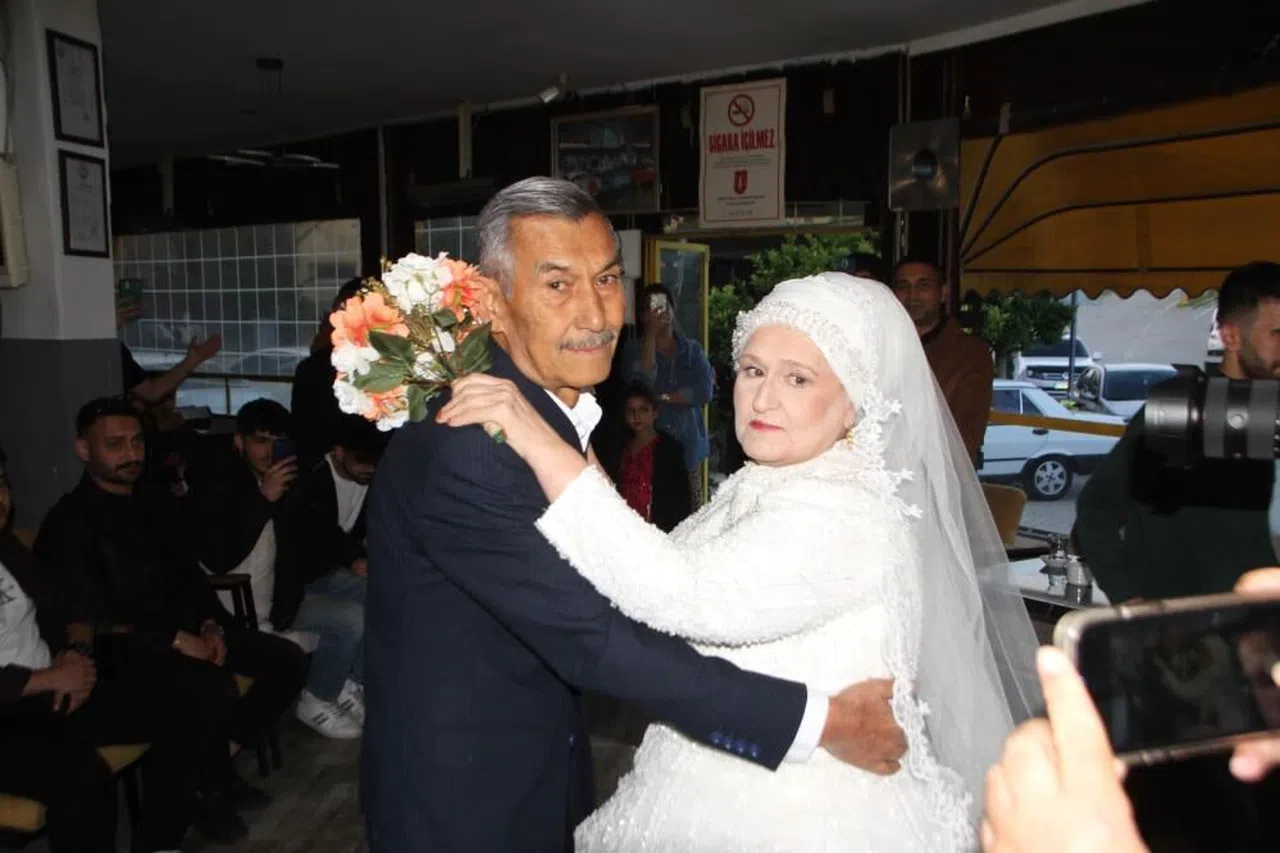 Eşine 45 yıl sonra gelinlik giydirdi, gözyaşlarını tutamadı